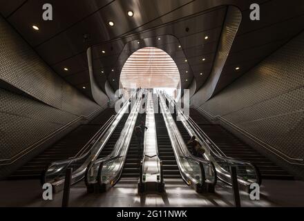 PARIS, FRANKREICH - 30. Oktober 2019: Frontansicht der mechanischen Treppe der Pariser Metro Stockfoto