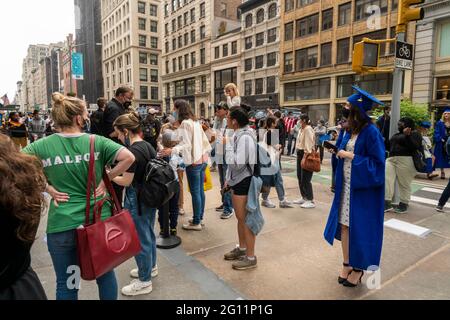 New York, USA. Juni 2021. Horden von „Potter-Heads“ strömen zur großen Eröffnung des Harry Potter Stores im Viertel Flatiron in New York am Donnerstag, dem 3. Juni 2021. Das dreistöckige Mekka von Potter 'Merch' ist das größte Harry Potter Einzelhandelsgeschäft der Welt.(ÂPhoto by Richard B. Levine) Quelle: SIPA USA/Alamy Live News Stockfoto