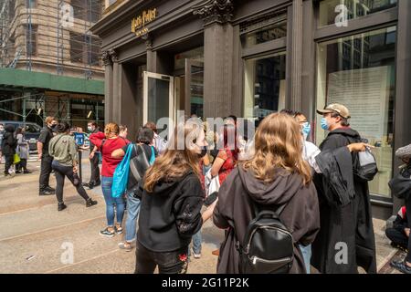 New York, USA. Juni 2021. Horden von „Potter-Heads“ strömen zur großen Eröffnung des Harry Potter Stores im Viertel Flatiron in New York am Donnerstag, dem 3. Juni 2021. Das dreistöckige Mekka von Potter 'Merch' ist das größte Harry Potter Einzelhandelsgeschäft der Welt.(ÂPhoto by Richard B. Levine) Quelle: SIPA USA/Alamy Live News Stockfoto