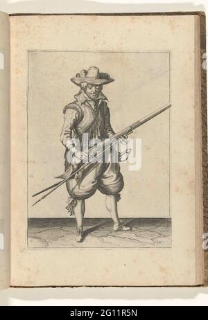 Soldat, der aus seiner Muskete zittert (nein 19), ca. 1600. Ein Soldat, voll, rechts, der mit beiden Händen eine Muskete (eine bestimmte Art von Schusswaffe) schüttelt, um sich möglicherweise außerhalb der Pfanne (des Pulverbehälters) zu befinden, fiel Krit von ihr (nein 19), ca. 1600. In seiner linken Hand, außer dem mussy-Kurs, auch eine Fracht (Musketgabel) und ein brennender Docht. Tafel 19 in der Anleitung zum Umgang mit der Muskete: Letter Enseignement, Sur Les Pourtraitz Figurez, Touchant Le Droit Maniement du Mousquet. Teil der Illustrationen in einer französischen Ausgabe von J. de Gheyns Wapenhande: J. de Gheyn, Maniement d'Armes, d'Arquebus Stockfoto