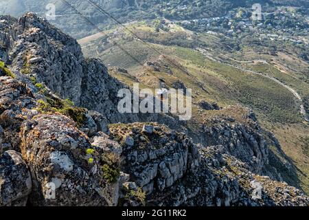 Blick vom Tafelberg auf die Seilbahn und Kapstadt in Südafrika Stockfoto