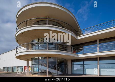 De La Warr Pavillion, International Style, oder Art déco Moderne, Gebäude aus dem Jahr 1935 in Bexhill, Sussex, Großbritannien, entworfen von Erich Mendelsohn und Serge Chermayeff Stockfoto