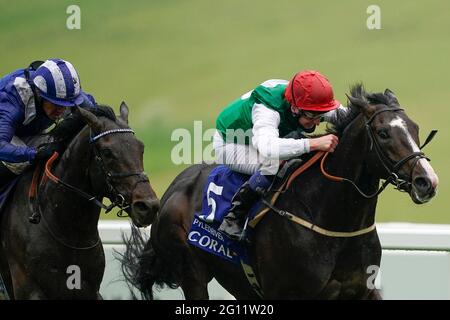 Pyledriver unter Jockey Martin Dwyer (rechts) gewinnt den Coral Coronation Cup von Al Aasy unter Jockey Jim Crowley am ersten Tag des Cazoo Derby Festivals auf der Epsom Racecourse. Bilddatum: Freitag, 4. Juni 2021. Stockfoto