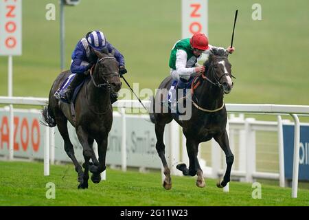 Pyledriver unter Jockey Martin Dwyer (rechts) gewinnt den Coral Coronation Cup von Al Aasy unter Jockey Jim Crowley am ersten Tag des Cazoo Derby Festivals auf der Epsom Racecourse. Bilddatum: Freitag, 4. Juni 2021. Stockfoto