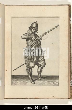 Soldat auf der Wache, dass der Docht auf dem Hahn seines Steuerruders den richtigen Platz und die richtige Form gibt (Nr. 41), ca. 1600. Ein Soldat wartet, in voller Länge, auf der rechten Seite, das ist ein Aufsehen (eine bestimmte Art von Schusswaffe) mit seiner linken Hand hält (no 41), ca. 1600. Mit einem Daumen und Mittelfinger seiner rechten Hand gibt er dem brennenden Docht auf dem Hahn (Teil des Entzündungsmechanismus) seines Rührers den richtigen Platz und die richtige Form. Es handelt sich also um die gleiche Position wie auf dem achten Druck der Serie. Tafel 41 in der Anleitung zum Umgang mit dem Ruder: Letter Enseignement, Sur La representa Stockfoto