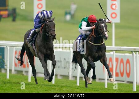 Pyledriver unter Jockey Martin Dwyer (rechts) gewinnt den Coral Coronation Cup von Al Aasy unter Jockey Jim Crowley am ersten Tag des Cazoo Derby Festivals auf der Epsom Racecourse. Bilddatum: Freitag, 4. Juni 2021. Stockfoto