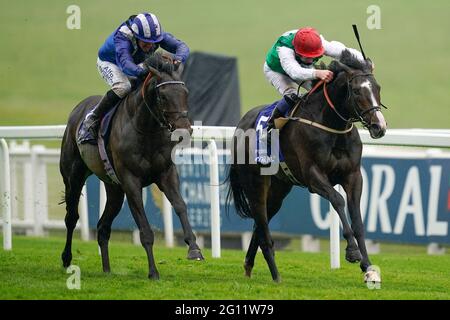 Pyledriver unter Jockey Martin Dwyer (rechts) gewinnt den Coral Coronation Cup von Al Aasy unter Jockey Jim Crowley am ersten Tag des Cazoo Derby Festivals auf der Epsom Racecourse. Bilddatum: Freitag, 4. Juni 2021. Stockfoto