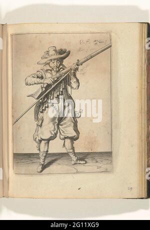 Soldat bläst Pulver aus seiner Muskete (Nr. 20), ca. 1600. Ein Soldat, für Füße, der mit beiden Händen eine Muskete (eine bestimmte Art von Schusswaffe) hält und darüber bläst, möglicherweise außerhalb der Pfanne (der Pulverbehälter) fiel krups von ihr (Nr. 1) 20), ca. 1600. In seiner linken Hand, außer dem Verlauf der Muskete, auch eine Fracht (Muskatabgabel) und ein brennender Docht. Platte 20 in der Anleitung zum Umgang mit der Muskete: Shorte Anleitung für die Figuren, so viel betrifft die richtige Verwendung von Muskett. Teil der Illustrationen in einer englischen Ausgabe von J. de Gheyns Arms Handhe: J. de Gheyn, The Exercise of Armes Stockfoto