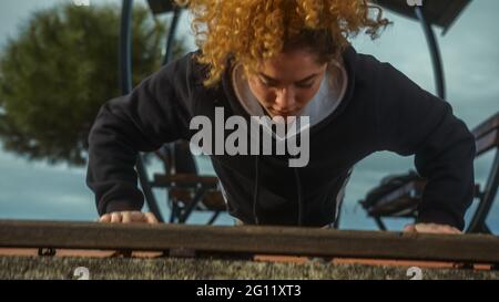 Starke Frau macht Liegestütze Training Nahaufnahme. Stockfoto