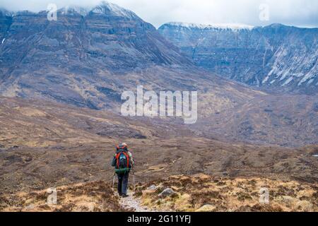 Ein Backpacker mit Rucksack in den North West Highlands von Schottland Stockfoto