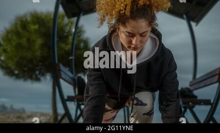 Starke Frau für Liegestütze Training Nahaufnahme vorbereitet. Stockfoto