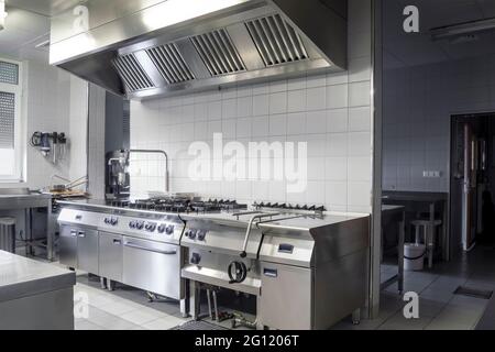 Interieur der modernen Edelstahl-Industrieküche Stockfoto