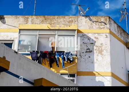 Verwittertes Haus mit Trockenwäsche in Olhao, Algarve, südlich von Portugal Stockfoto