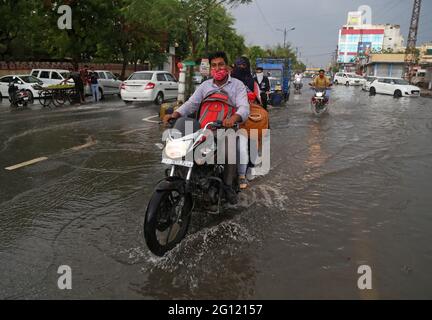 Beawar, Indien. Juni 2021. Pendler überqueren nach starkem Regen und Hagelsturm am 2. Juni 2021 in Beawar, Indien, eine wasserdurchflute Straße. Delhi, Rajasthan, Uttarakhand bei Alert As Nordindien sucht nach weiteren Regenfällen und Gewittern vor dem Monsun vom 3. Bis 5. Juni 2021. (Foto von Sumit Sararswat/Pacific Press/Sipa USA) Quelle: SIPA USA/Alamy Live News Stockfoto