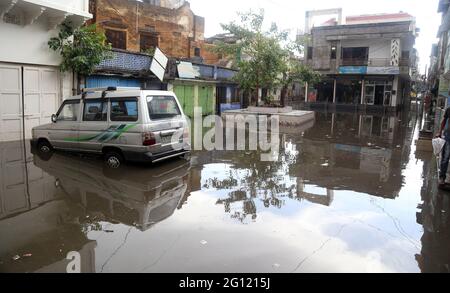 Beawar, Indien. Juni 2021. Ansicht einer wasserdurchfluten Straße nach starkem Regen und Hagelsturm in Beawar, Indien, am 2. Juni 2021. Delhi, Rajasthan, Uttarakhand bei Alert As Nordindien sucht nach weiteren Regenfällen und Gewittern vor dem Monsun vom 3. Bis 5. Juni 2021. (Foto von Sumit Sararswat/Pacific Press/Sipa USA) Quelle: SIPA USA/Alamy Live News Stockfoto