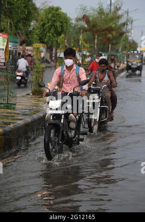 Beawar, Indien. Juni 2021. Pendler überqueren nach starkem Regen und Hagelsturm am 2. Juni 2021 in Beawar, Indien, eine wasserdurchflute Straße. Delhi, Rajasthan, Uttarakhand bei Alert As Nordindien sucht nach weiteren Regenfällen und Gewittern vor dem Monsun vom 3. Bis 5. Juni 2021. (Foto von Sumit Sararswat/Pacific Press/Sipa USA) Quelle: SIPA USA/Alamy Live News Stockfoto