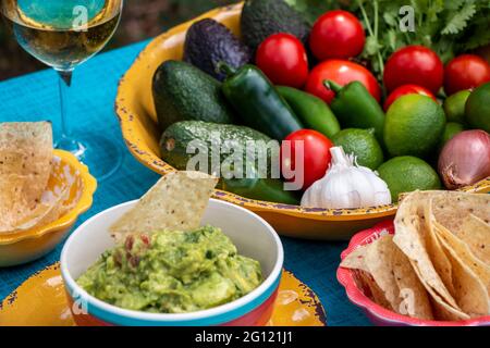 Frisches Gemüse in diesem Dip macht es zu einem wirklich guten mexikanischen Gericht, das für einen Snack oder als Teil einer größeren Mahlzeit serviert werden kann. Stockfoto