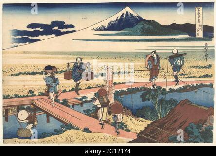 Nakahara in der Provinz Sagami; Soshu Nakahara; 36 Gesichter auf dem Fuji-Berg; Fuji Sanjurokkei. Landschaft mit Brücke über den Fluss und dem fuji-Berg, der aus Nebelbänken im Hintergrund aufsteigt. Im Vordergrund Reisende, ein Kaufmann, eine Frau mit Kind und ein Fischer im Fluss. Stockfoto