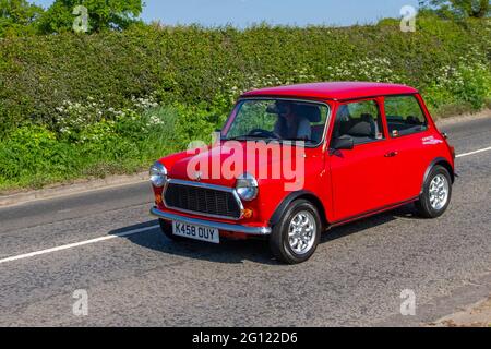 1993 90s Red Rover Mini Sprite Benzinlimousine 1275cc Wagen auf dem Weg zur Capesthorne Hall Classic May Car Show, Ceshire, Großbritannien Stockfoto