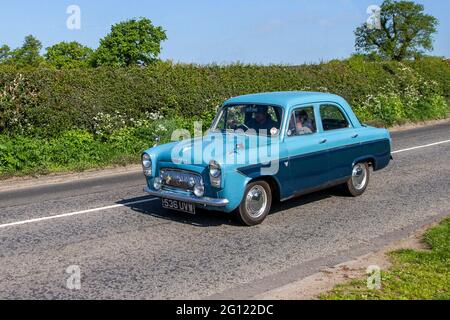 1961 60s Blue Ford Prefect 997 ccm Benzin-4-DR-Limousine, auf dem Weg zur Capesthorne Hall Classic Car Show im Mai, Ceshire, Großbritannien Stockfoto