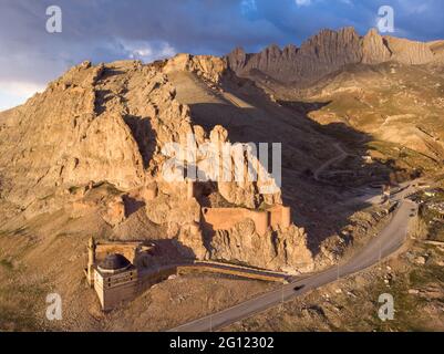 Luftaufnahme der Ruinen der Burg Dogubayazit, die auf dem Berg in der Nähe von Eski Bayezid Cami und dem Ishak Pasha Palast erbaut wurde. Osttürkei Stockfoto