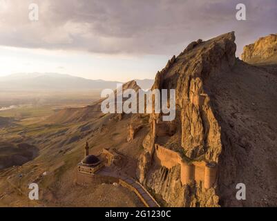 Fantastische dramatische Luftaufnahme der Ruinen der Dogubayazit Burg, auf dem Berg in der Nähe von Eski Bayezid Cami und dem Ishak Pasha Palast gebaut Stockfoto