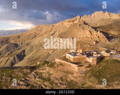 Luftaufnahme des Ishak Pasha Palastes und der Ruinen der Dogubayazit Burg, die auf dem Berg in der Nähe von Eski Bayezid Cami gebaut wurde. Osttürkei Stockfoto