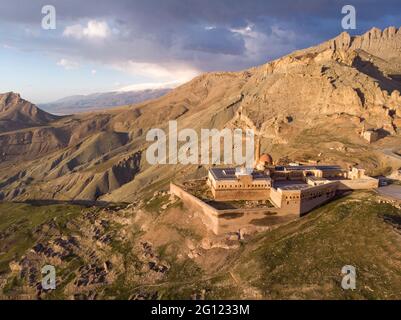 Luftaufnahme des Ishak Pasha Palastes und der Ruinen der Dogubayazit Burg, die auf dem Berg in der Nähe von Eski Bayezid Cami gebaut wurde. Osttürkei Stockfoto