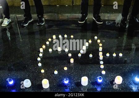 Tokio, Japan. Juni 2021. Während der Demonstration stellen die Demonstranten Kerzen in der Botschaft „64“ auf den Boden. Prodemokratische Gruppen protestierten vor dem Bahnhof Shinjuku in Japan, um den 32. Jahrestag des Massakers auf dem Platz des Himmlischen Friedens zu begehen. (Foto von Viola kam/SOPA Images/Sipa USA) Quelle: SIPA USA/Alamy Live News Stockfoto