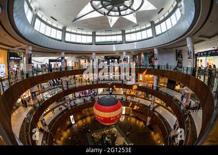 Das Innere des einkaufszentrums von dubai über eine Fischaugenlinse Stockfoto