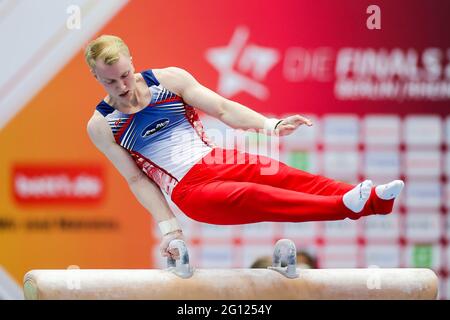 Dortmund, Deutschland. Juni 2021. Gymnastik, Apparateburnen, Westfalenhalle: Deutsche Meisterschaft, Entscheidung rundum, Männer: Felix Remuta auf dem Pferd. Quelle: Rolf Vennenbernd/dpa/Alamy Live News Stockfoto