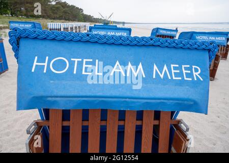 Binz, Deutschland. Juni 2021. Noch geschlossene Liegen stehen vor dem Hotel 'Hotel am Meer' auf der Insel Rügen am Ostseestand. Eine Woche nach der Eröffnung von Hotels und anderen Hostels für einheimische Urlauber können nun Touristen aus ganz Deutschland nach Mecklenburg-Vorpommern kommen. Quelle: Stefan Sauer/dpa/Alamy Live News Stockfoto