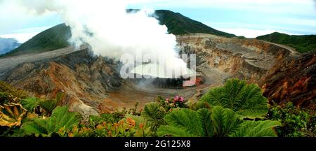 Panoramablick auf den beeindruckenden Vulkankrater Poas in Costa Rica Stockfoto