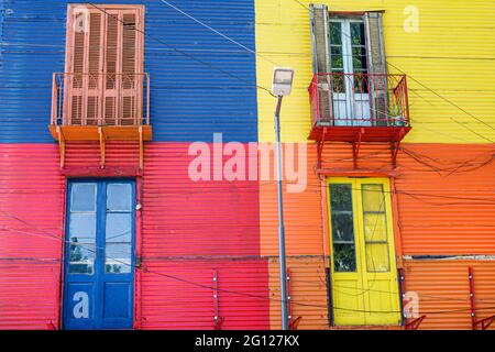 Argentinien Buenos Aires Caminito Barrio de la Boca ikonisches Viertel kulturelles Wahrzeichen bemalte Gebäude Conventillo Stadthaus Fensterläden br Stockfoto