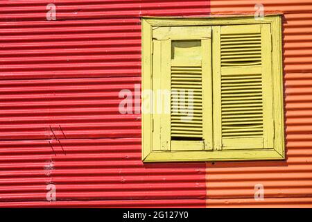 Argentinien Buenos Aires Caminito Barrio de la Boca ikonisches Viertel kulturelles Wahrzeichen bemalte Gebäude Conventillo Stadthaus Fensterläden br Stockfoto