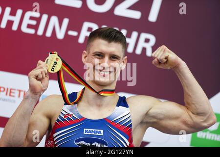 Dortmund, Deutschland. Juni 2021. Gymnastik, Apparateburnen, Westfalenhalle: Deutsche Meisterschaften, Entscheidung rundum, Männer: Lukas Dauser freut sich über die Goldmedaille. Quelle: Rolf Vennenbernd/dpa/Alamy Live News Stockfoto