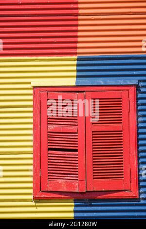 Argentinien Buenos Aires Caminito Barrio de la Boca ikonisches Viertel kulturelles Wahrzeichen bemalte Gebäude Conventillo Stadthaus Fensterläden br Stockfoto