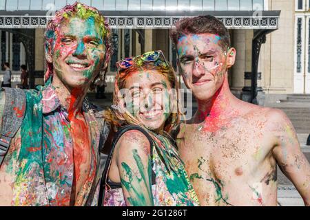 Argentinien Buenos Aires Plaza Lavalle Platz Stadtpark Grünfläche Hispanic junge Mädchen teen Student Freunde High School Ende der Schule Tradition Ritual l Stockfoto