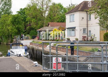 Ein Motorcruiser auf der Themse, der in die Marlow-Schleuse eindringt. Marlow, Buckinghamshire, England, Großbritannien Stockfoto