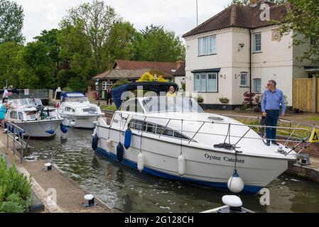 Boote auf der Themse, die durch die Marlow-Schleuse fahren. Marlow, Buckinghamshire, England, Großbritannien Stockfoto