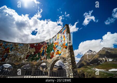 Eines der Wahrzeichen der sowjetischen Architektur - Denkmal der Völkerfreundschaft am Kreuzpass, in der Nähe des Skigebiets Gudauri in Georgien Stockfoto