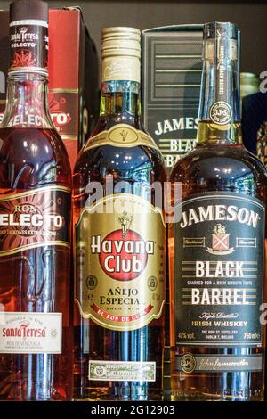 Argentinien Buenos Aires Recoleta Avenida Pueyrredon Avenue Magazzinodeli Spirituosengeschäft Deli Display Havana Club kubanische Rumflaschen Jameson Black Barrel Stockfoto