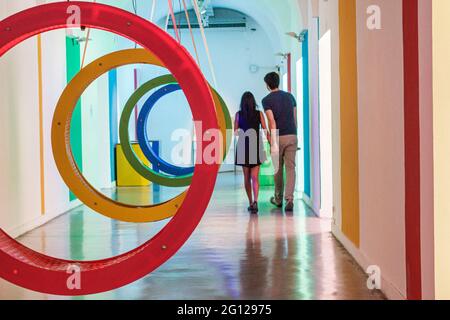 Argentinien Buenos Aires Centro Cultural Recoleta Art Center Galerie interior inside Ines Raiteri site specific Installation circles Hispanic man woman Stockfoto