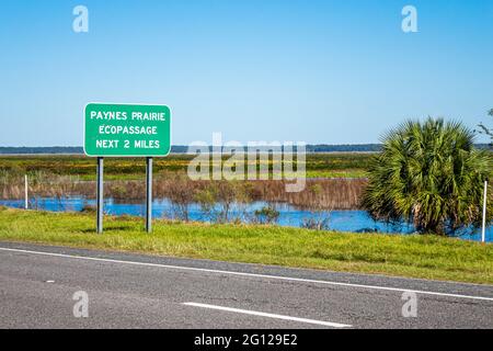 Florida Gainesville Paynes Prairy Ecopassage Nature Preserve State Park National Natural Landmark Umweltschutz Straßenschild überflutete Prairi Stockfoto