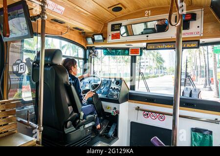 Florida Miami Beach stadtweite kostenlose Trolley öffentlichen Verkehrsmitteln innerhalb Hispanic Frau Fahrer Lenkung Wi-Fi arbeiten Stockfoto