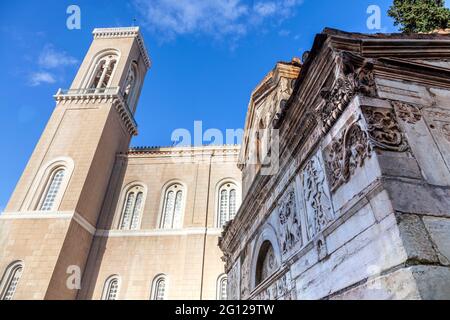 Die Kathedrale von Athen, Griechenland (Hintergrund) und der byzantinische Tempel des Heiligen Eleftherios im Vordergrund, erbaut im 13. jahrhundert mit antiken Murmeln Stockfoto