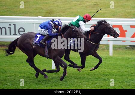 Pyledriver mit Jockey Martin Dwyer gewinnt den Coral Coronation Cup vor Al Aasy und Jim Crowley am ersten Tag des Cazoo Derby Festivals auf der Epsom Racecourse. Bilddatum: Freitag, 4. Juni 2021. Stockfoto