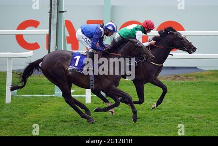 Pyledriver mit Jockey Martin Dwyer gewinnt den Coral Coronation Cup vor Al Aasy und Jim Crowley am ersten Tag des Cazoo Derby Festivals auf der Epsom Racecourse. Bilddatum: Freitag, 4. Juni 2021. Stockfoto