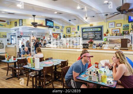 Florida FL Sanibel Island Island Cow Restaurant Cafe zwanglose Esstische Kunden Mann Frau Stockfoto