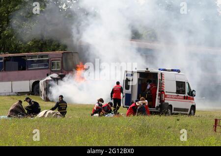 HAI, UKRAINE - 4. JUNI 2021 - Rettungskräfte üben ihre erste-Hilfe-Maßnahmen während eines Unfalls im Rahmen der Spezialübungen des ukrainischen Staatlichen Notdienstes auf dem Trainingsgelände des Interregionalen Krisenreaktionszentrums, Dorf Hai, Region Sumy, Nordost-Ukraine. Kredit: Ukrinform/Alamy Live Nachrichten Stockfoto